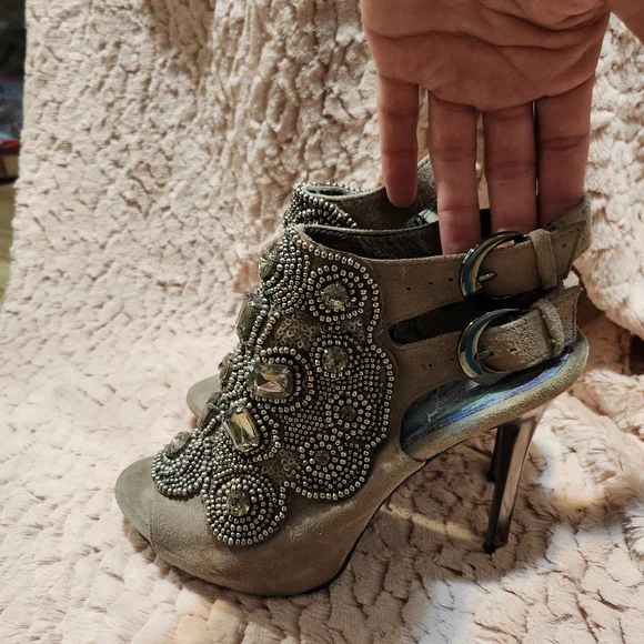 Sam Edelman Tan Heeled Shoes with Artistic Detailing - Picture 3 of 10